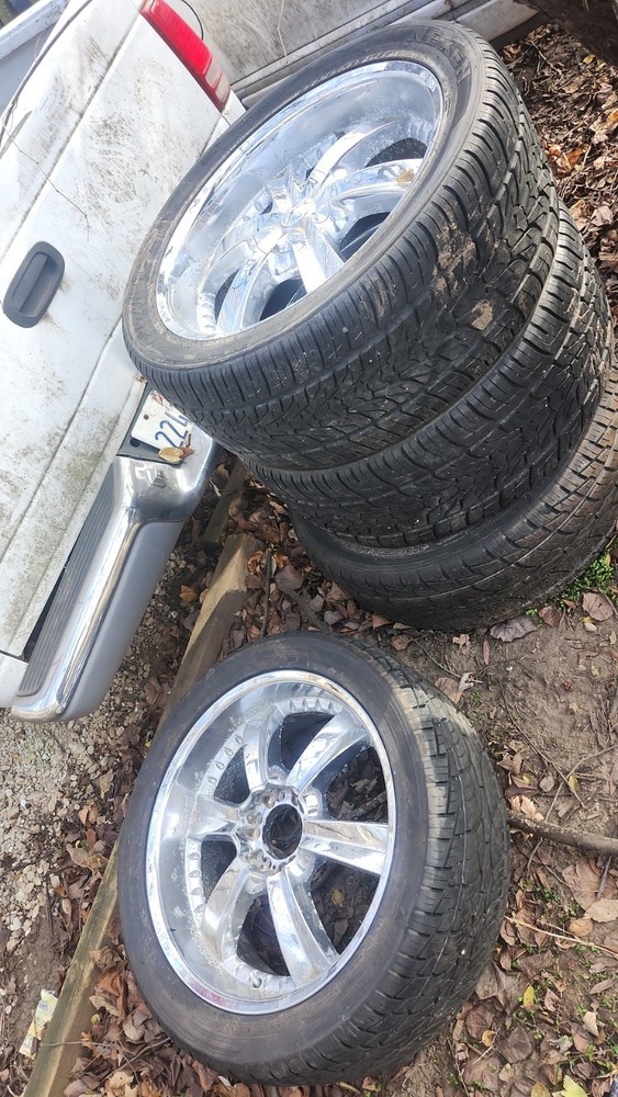 6 Lugg 22in Rimmz 4 Brand New Tires Needs Some Cleaning And A Nice Car To Ride