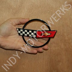 C4 CORVETTE CROSSED FLAG METAL MAGNET EMBLEM ART 84-90 SIZE: 5″ x 3.5″ CROSSFLAG