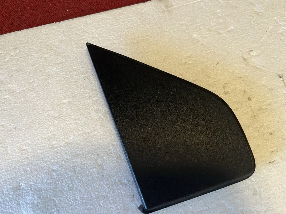 2020-2025 SILVERADO RIGHT FRONT DOOR WINDOW Applique TRIM COVER 87850165 OEM
